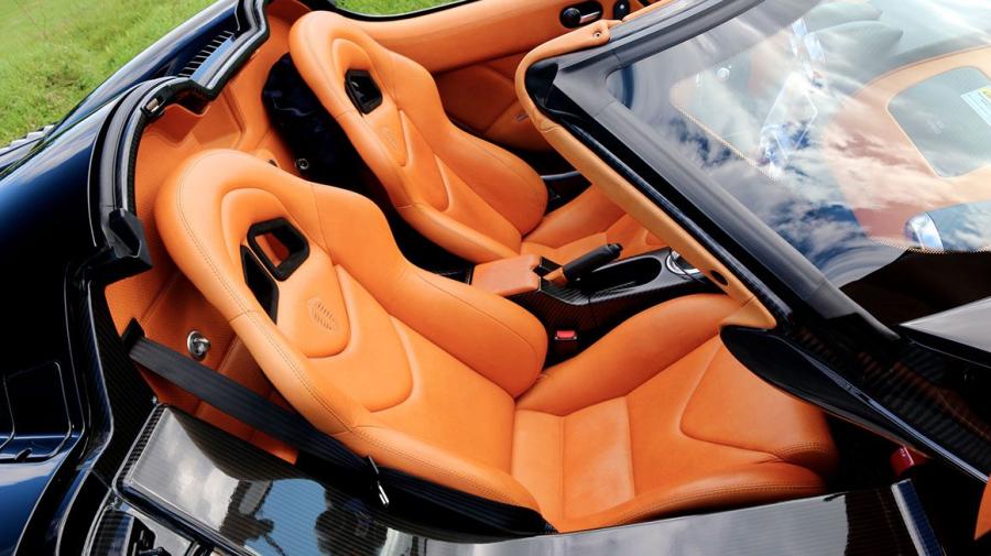 Интерьер Koenigsegg Agera R (7105) 2014 года  (фото 2 из 15)